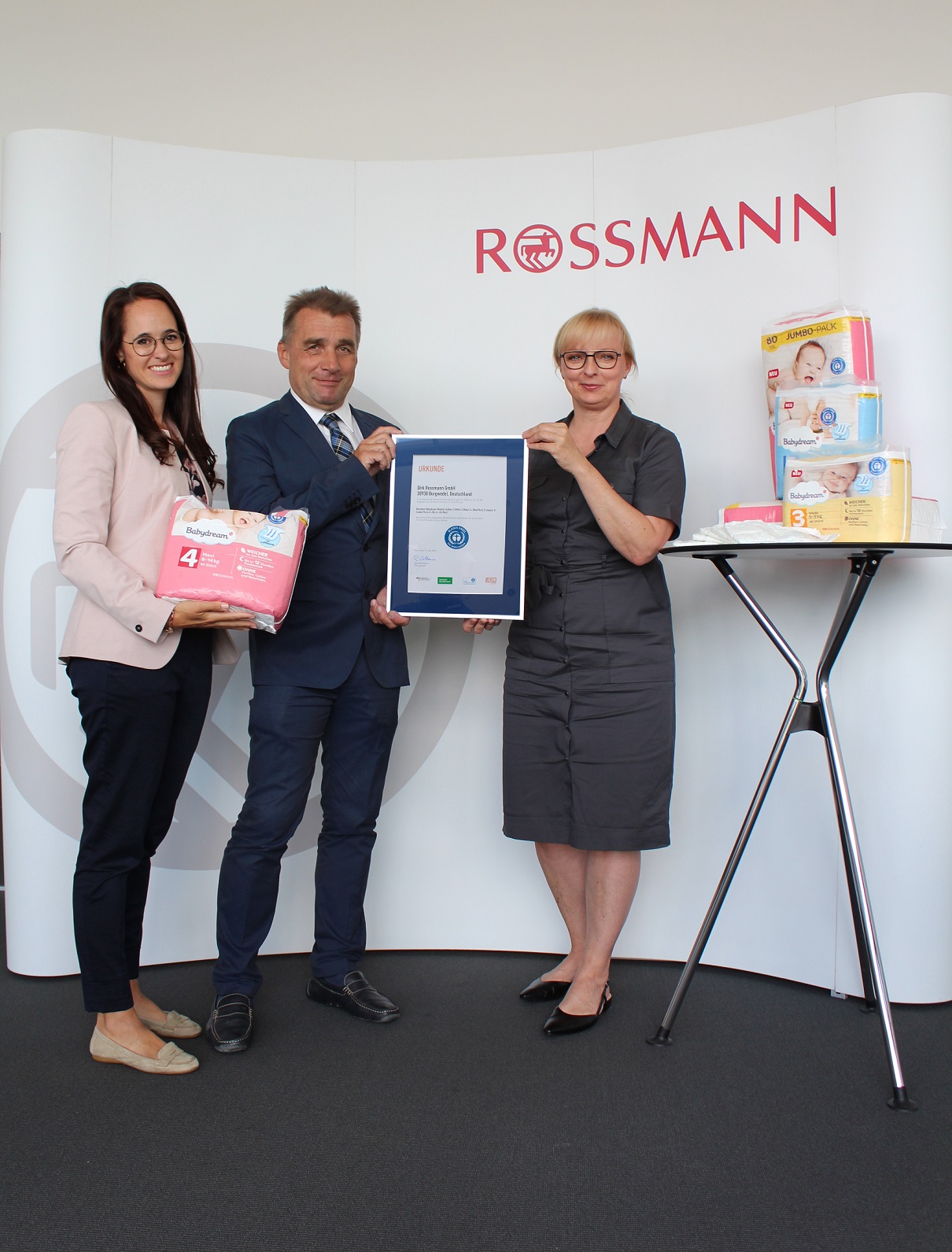 Die Windeln der ROSSMANN-Marke Babydream sind mit dem Blauen Engel ausgezeichnet. Im Bild: (v. l.) Michaela Held (Teamleitung Babydream Windeln und Pflege), Henning Scholtz (Leiter Bereich Umweltzeichen bei RAL Umwelt) und Sandra Lorenz (Geschäftsleitung ROSSMANN-Eigenmarken).