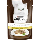 A la Carte mit Huhn, garniert mit Spinat & Pasta-Perlen