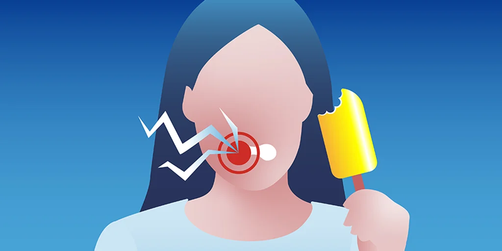 Mädchen mit Eis in der Hand, die schmerzen im Mund hat.