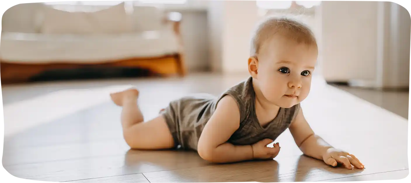 Baby robbt über Boden