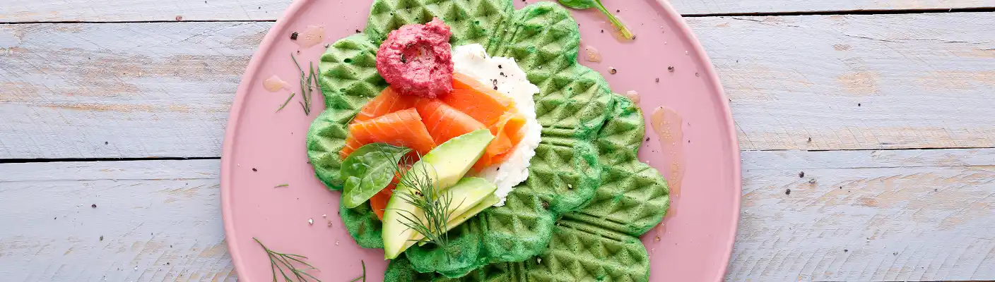 Spinatwaffeln mit Lachs und Avocado