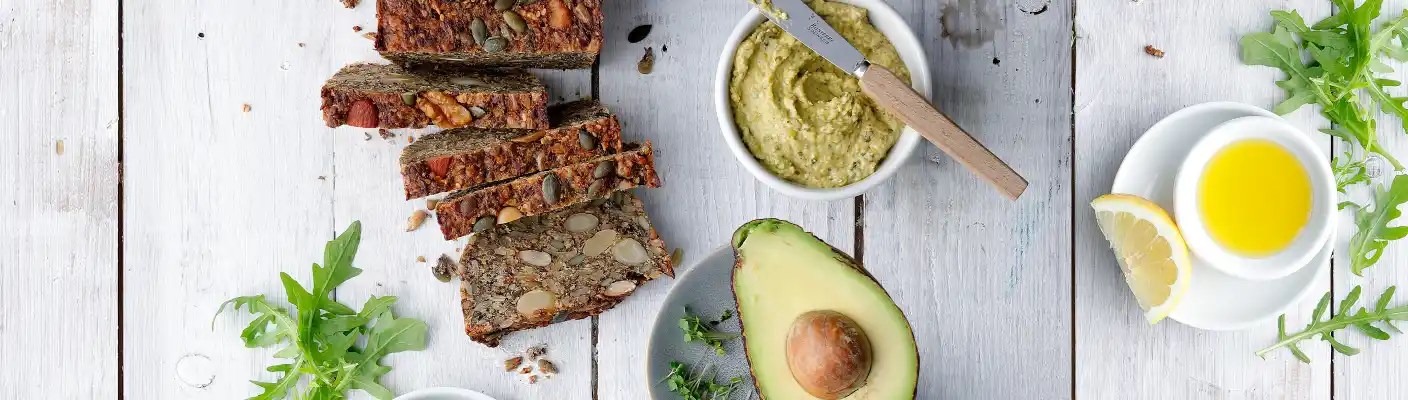 Wunderbrot-mit-Avocado-Rucola-Creme