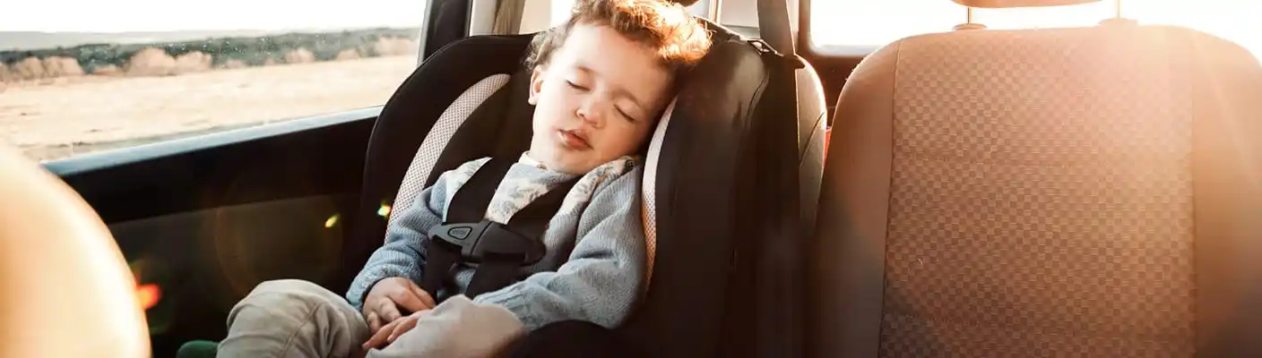 Anschnallen - aber richtig: 4 Fehler, die man mit Kindern im Auto