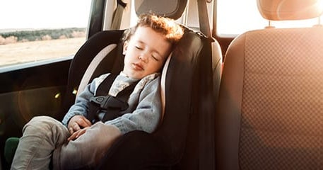 Baby im Auto: Sicherheit geht vor - Auswahl und Befestigung der