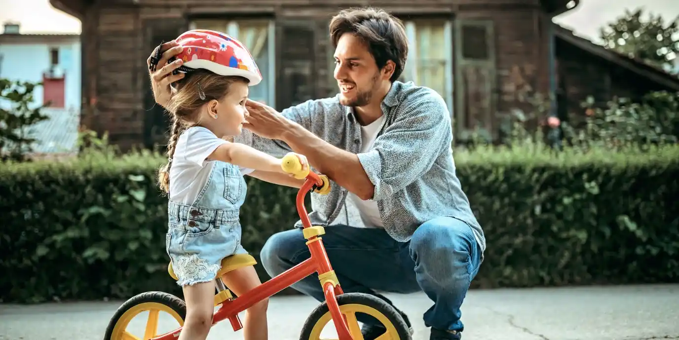 Vom Laufrad zum Kinderfahrrad: Wann es Zeit ist, das erste Fahrrad