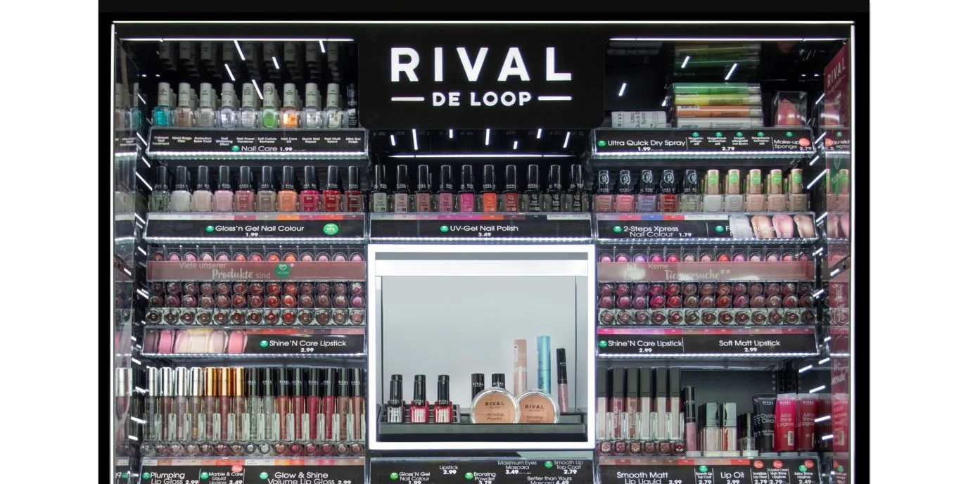 Großer, beleuchteter Make-up-Aufsteller der Marke RIVAL DE LOOP mit einer vielfältigen Auswahl an Nagellacken, Lippenstiften und Lipgloss und vielem mehr aus dem Make-up Sortiment