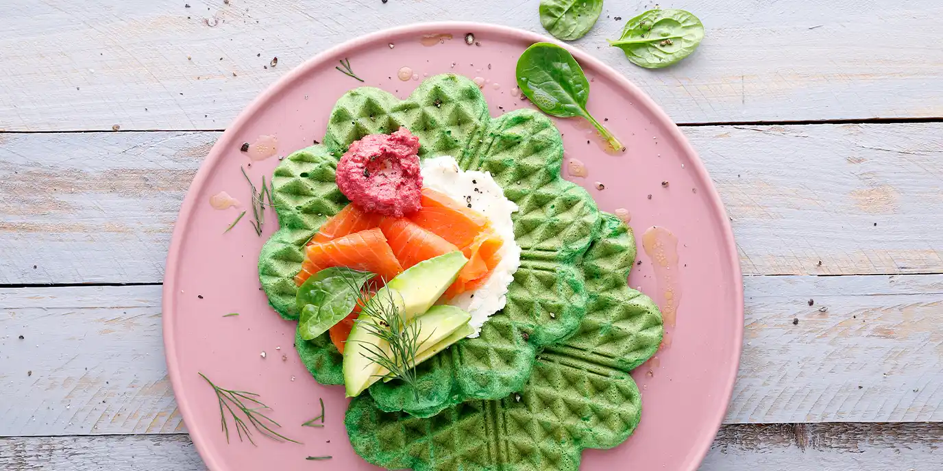 Spinatwaffeln mit Lachs und Avocado