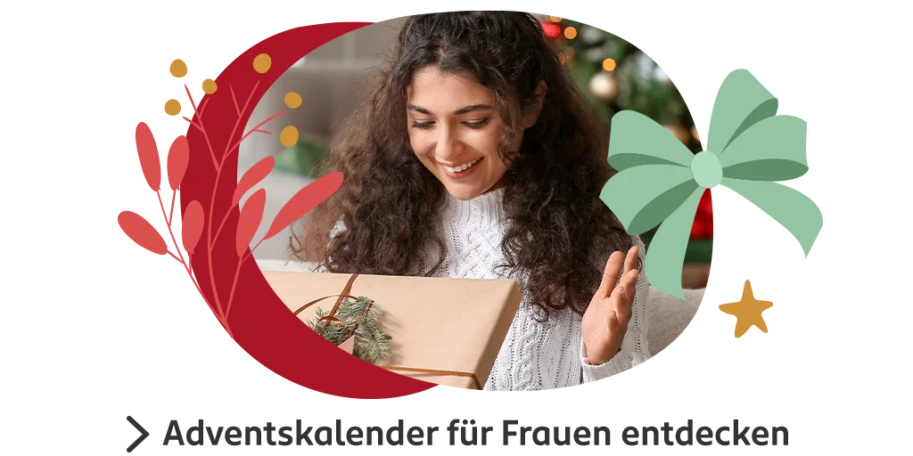 Jemand mit lockigen Haaren hält ein Geschenkpaket mit Tannenzweig vor einem festlich dekorierten Hintergrund; umrahmt von Weihnachtsmotiven wie Schleife und Stern. Darunter steht: „Adventskalender für Frauen entdecken“.