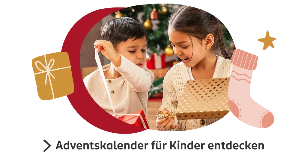 Zwei Kinder öffnen gemeinsam Geschenkboxen vor einem festlich geschmückten Weihnachtsbaum, umgeben von Illustrationen wie Geschenkpaket, Weihnachtsstrumpf und Stern. Darunter steht: „Adventskalender für Kinder entdecken“.