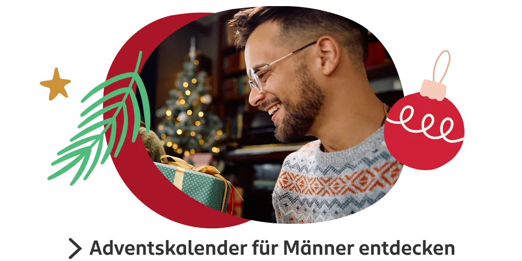 Eine Person in weihnachtlichem Strickpulli hält ein Geschenk vor einem festlich dekorierten Weihnachtsbaum, umrahmt von Weihnachtsmotiven wie Tannenzweig, Stern und Christbaumkugel. Darunter steht: „Adventskalender für Männer entdecken“.