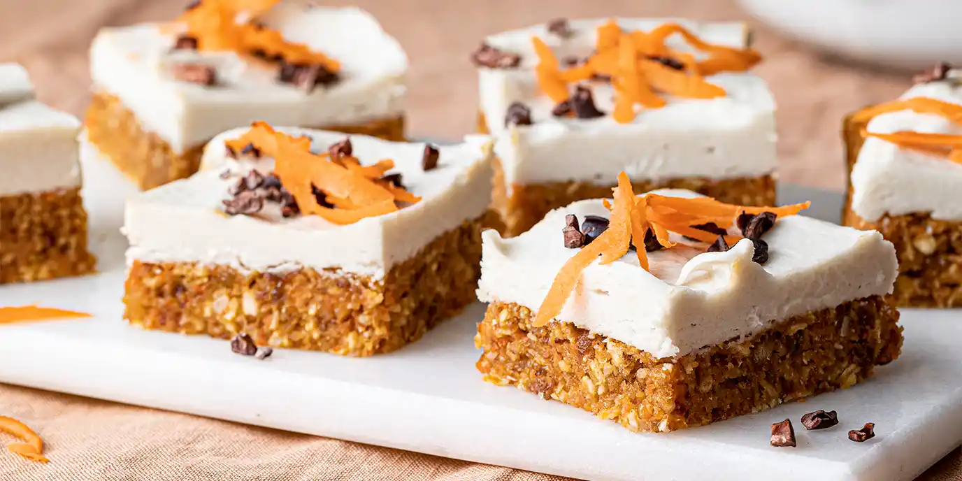 Raw Carrot Bites mit Kokos-Topping