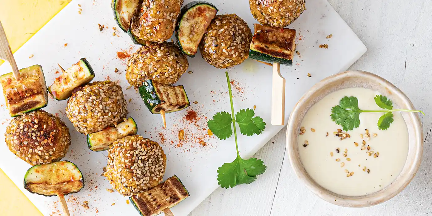 Falafelspieße mit scharfen Zucchini und Tahinisauce