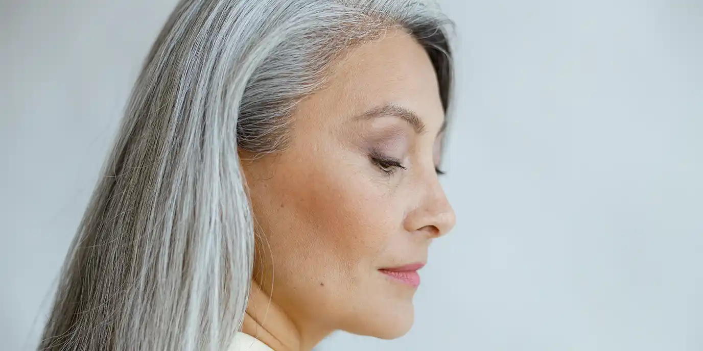 Graue Haare pflegen
