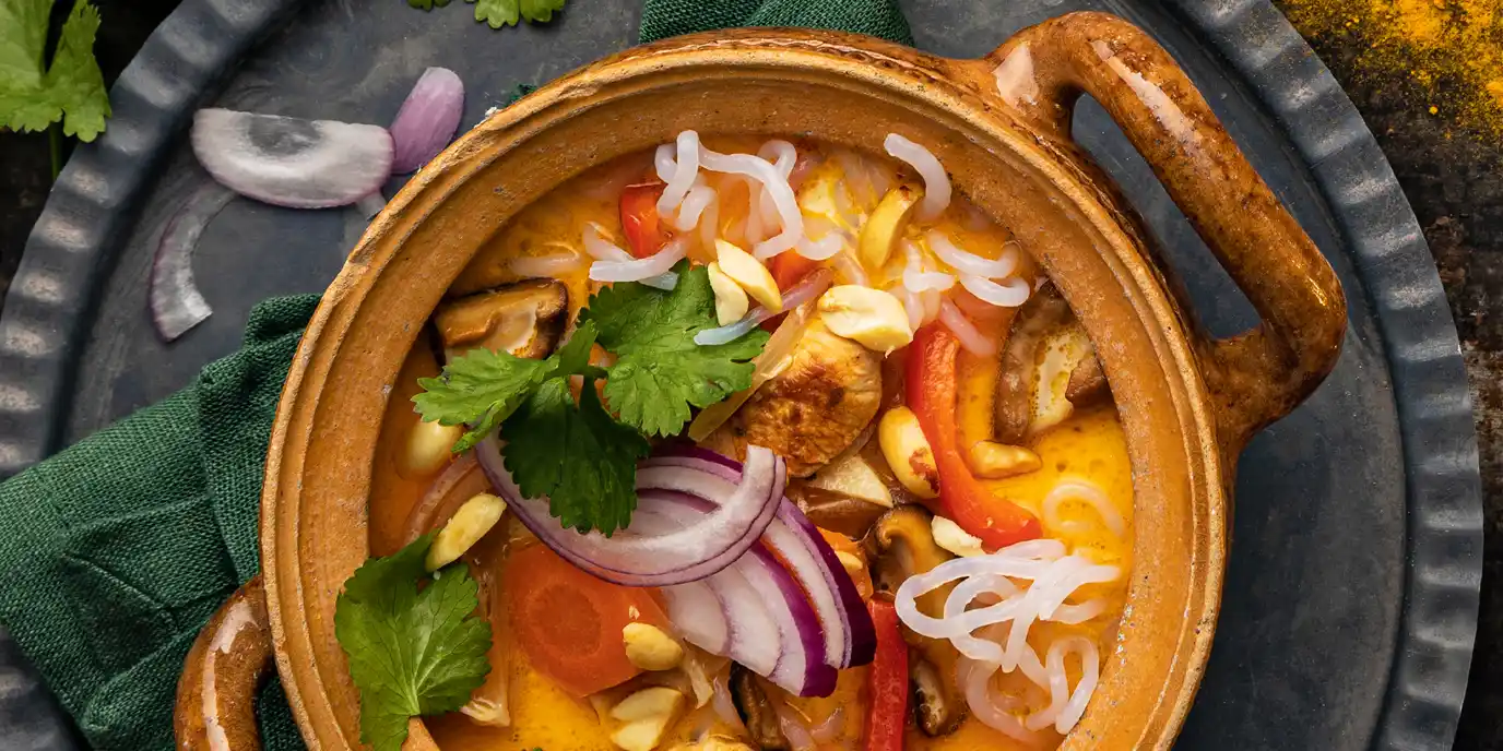 Hühnersuppe mit Ingwer und Konjaknudeln