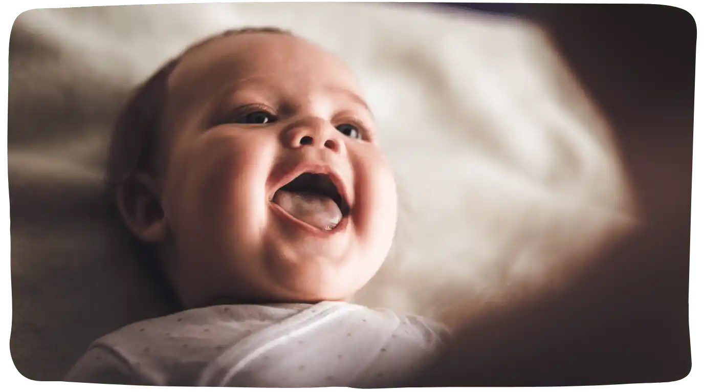 Baby im zweiten Monat lacht