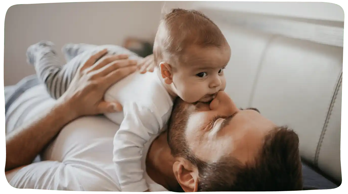 Baby mit Papa im dritten Monat