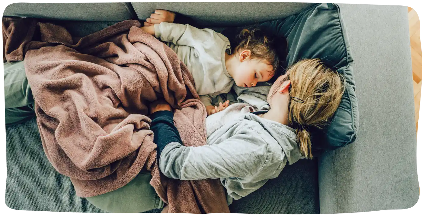 Mama und Baby schlafen