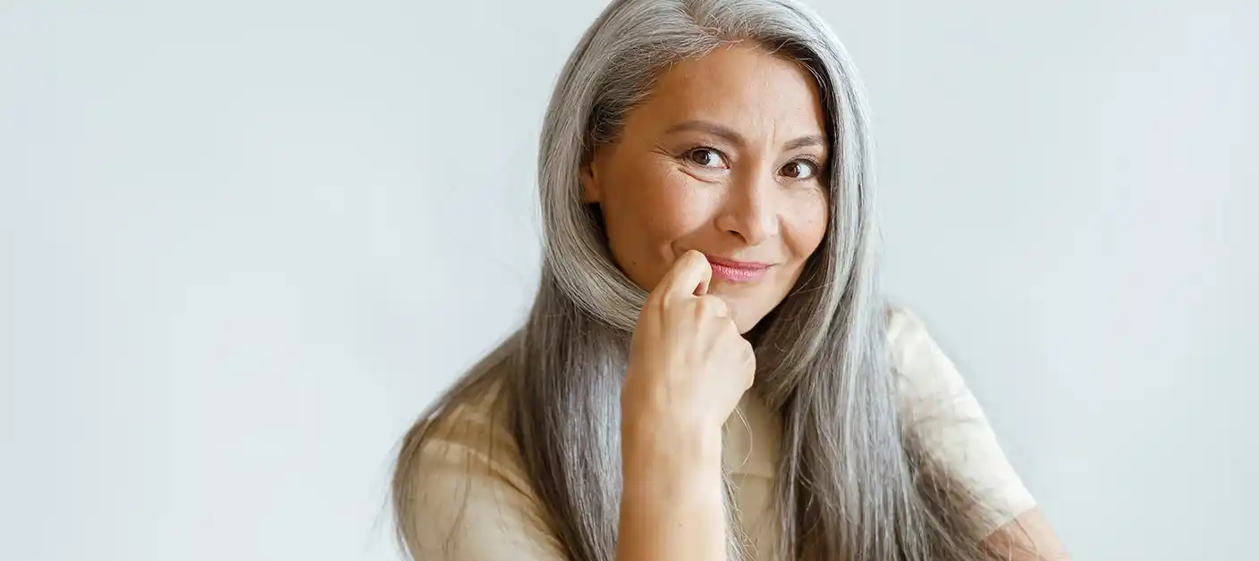 Frau mit langen Grauen Haaren