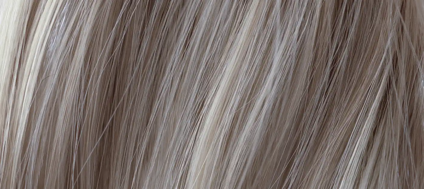 Graue Haare mit Straehnen