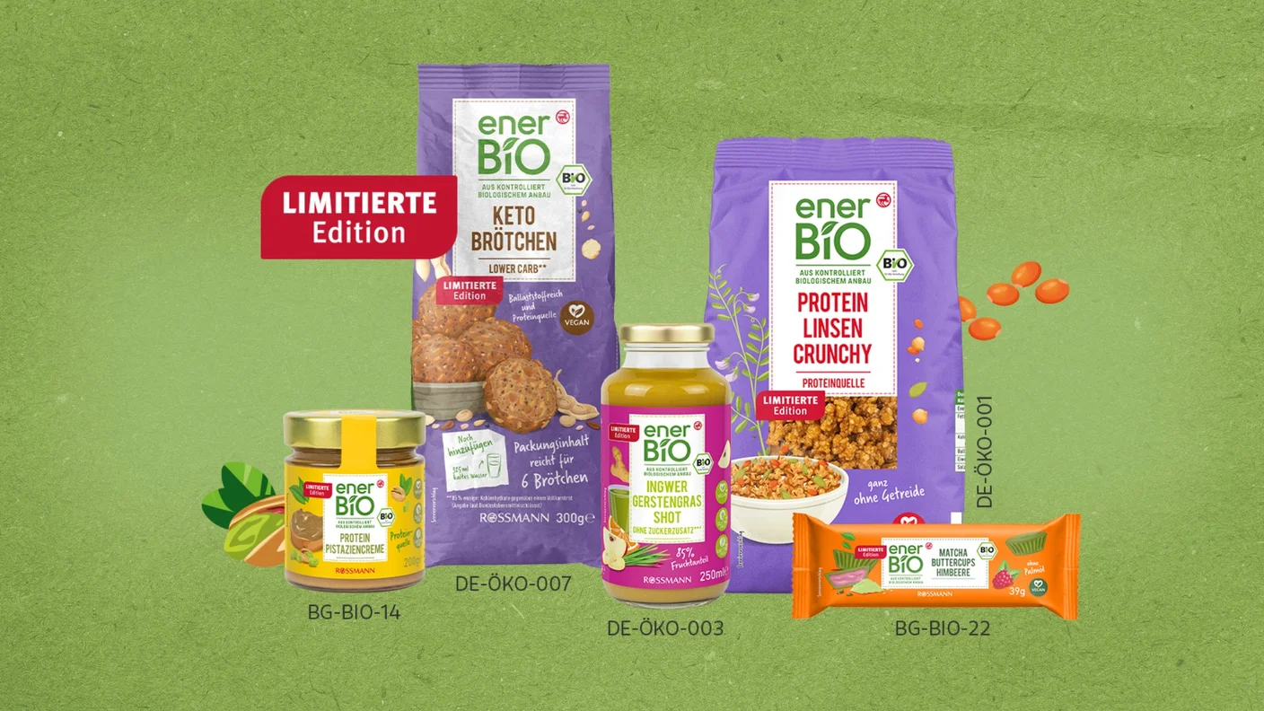 Die neuen limitierten enerBIO Produkte als Collage vor grünem Hintergrund: Keto Brötchen, Protein Linsen Crunchy, Ingwer Gerstengras Shot, Protein Pistaziencreme und Matcha Buttercups Himbeere
